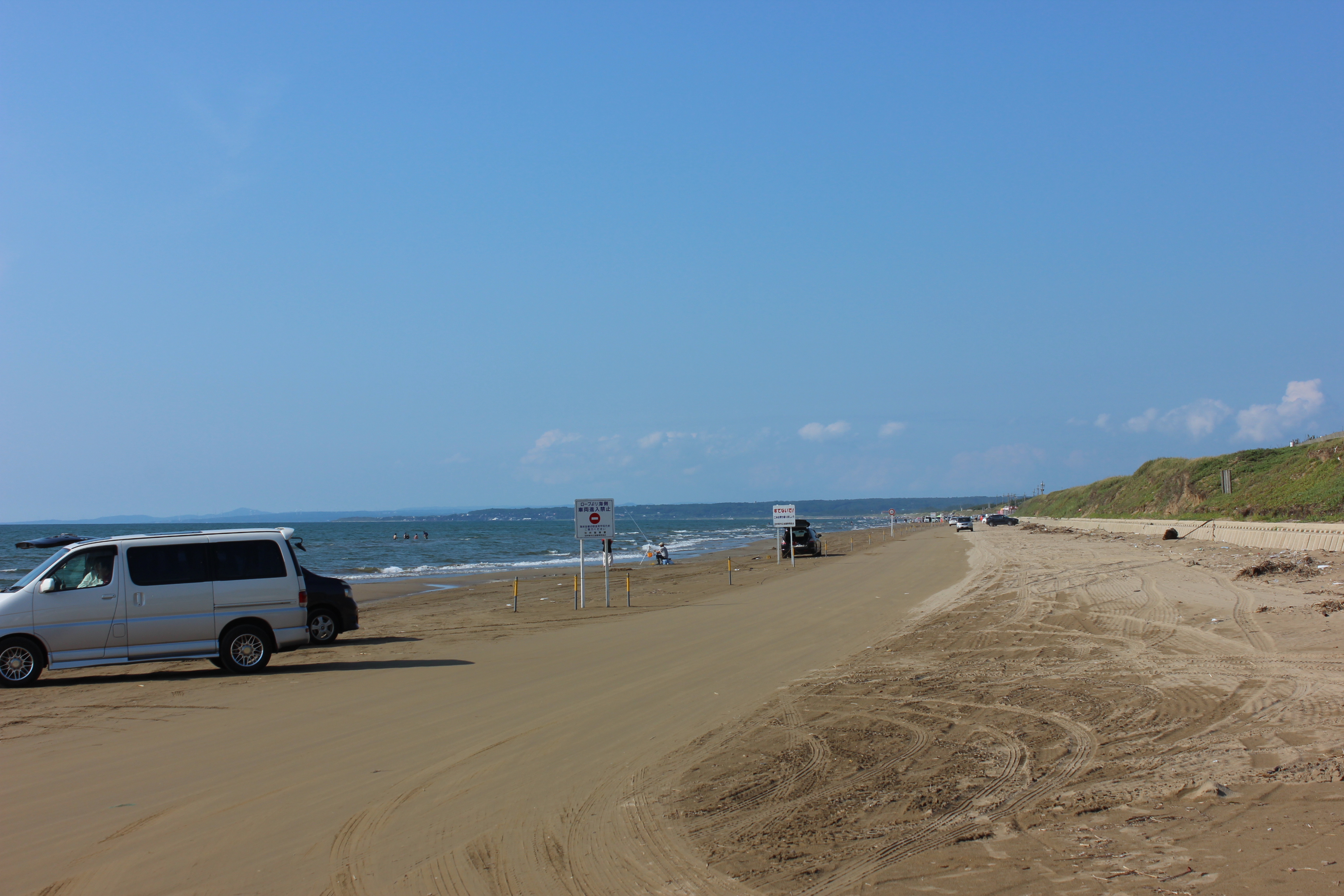 Cars driving on Chirihama Nagisa Driveway beach
