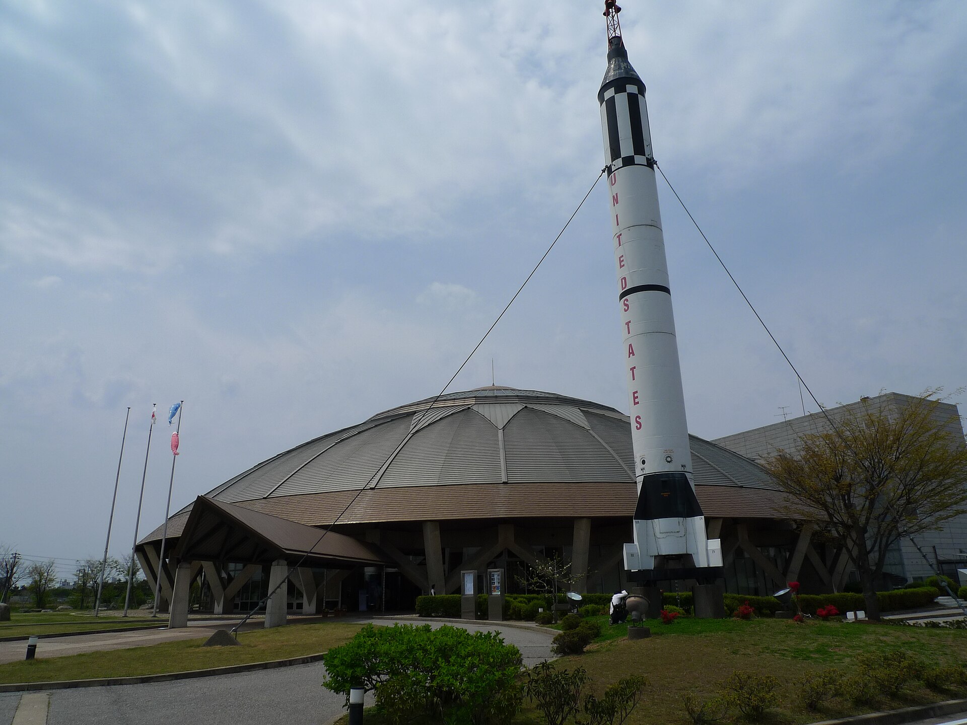 コスモアイル羽咋の外観とロケット
